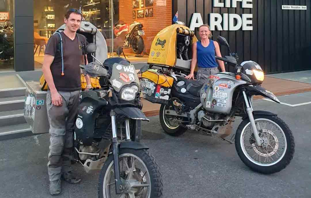 Coppia porta cagnolina in un lungo viaggio in moto; tutto andava bene finché non accade una tragedia. Foto: Instagram