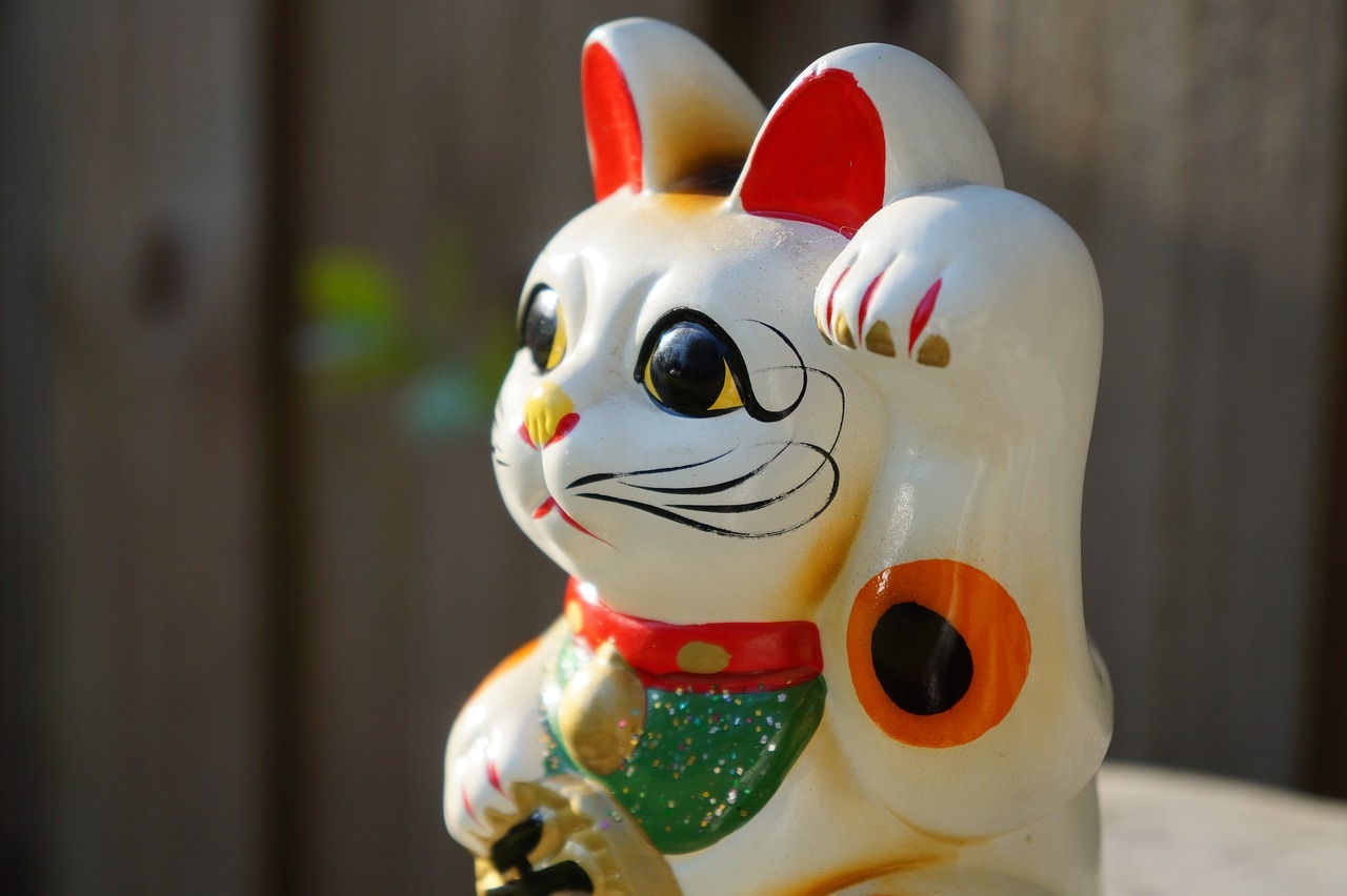 Conheça a história de Maneki Neko, o gato japonês que acena e traz sorte