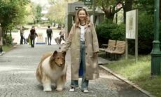 Homem que gastou R$ 74 mil para 'virar' cachorro divulga vídeo do primeiro passeio