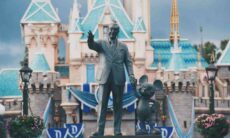 Cão de segurança ataca homem de 81 anos na Disneylândia, segundo processo