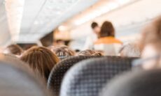 Casal recebe US$ 1.400 por viajar ao lado de cão flatulento em voo de 13 horas