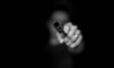 Mãe atira em cão de rua e acaba matando a própria filha