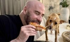 Imagens fofas: John Travolta reparte pizza e dorme abraçado com o cão do seu filho