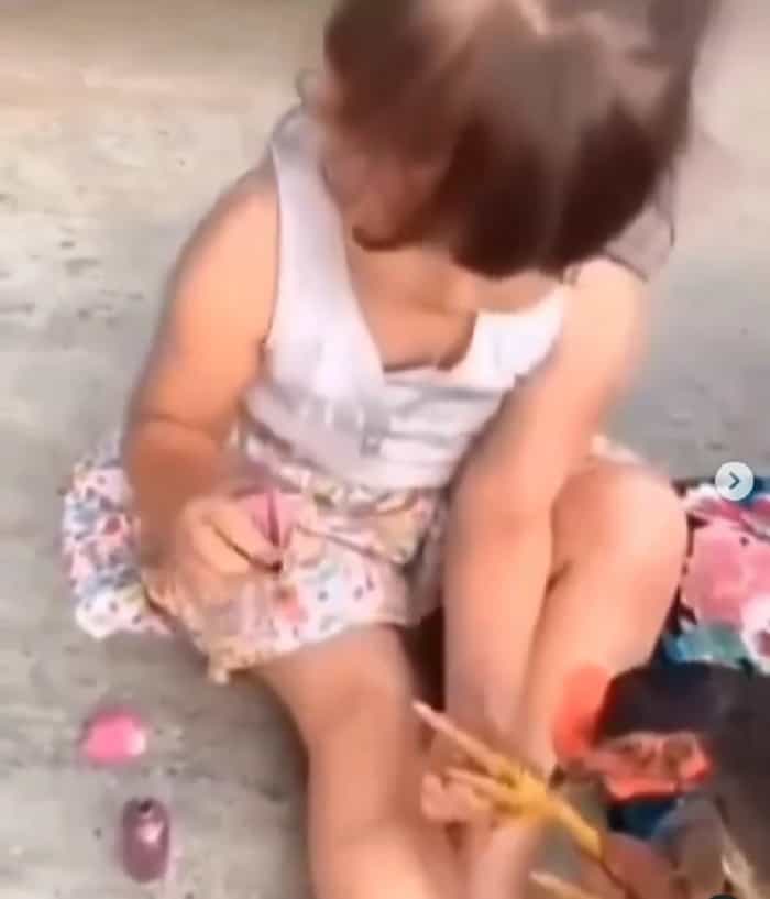 Morsom video: Egenrådig høne får neglene malt av jente (Reproduksjon / Instagram)