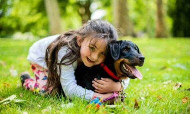 Convivência com cães provoca descarga de "hormônio do amor" em crianças, indica estudo