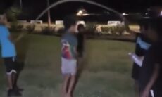 Crianças usam cobra para pular corda na Austrália