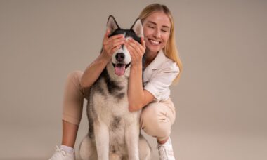 Sentar de costas para você é um indício de que seu cão quer um cafuné