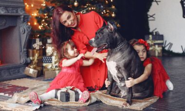 Família celebra o Natal com seu cão