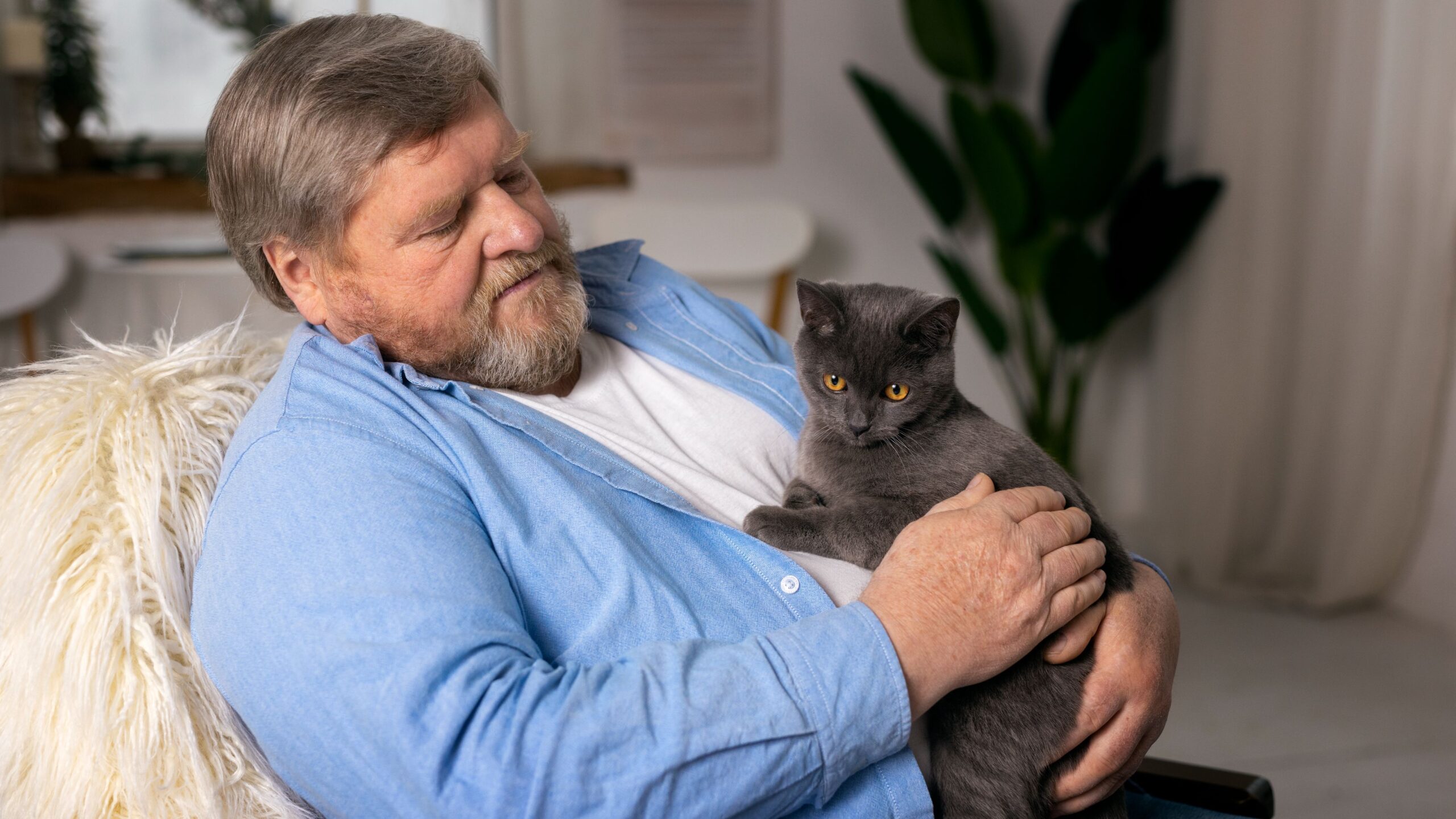 Homem com seu gato no colo