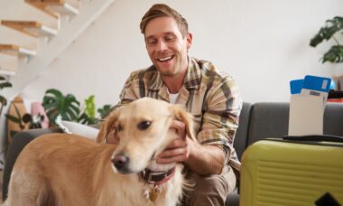 Homem se prepara para viajar com seu cão